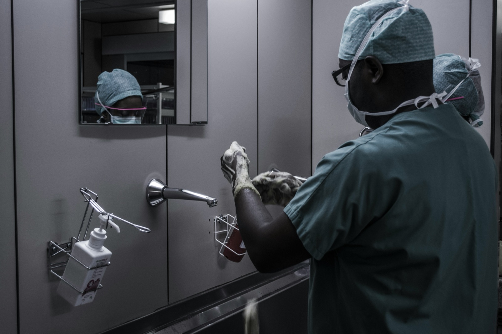Medical device assembly environment for Incure Vison™ UV safety protection during medical device manufacturing