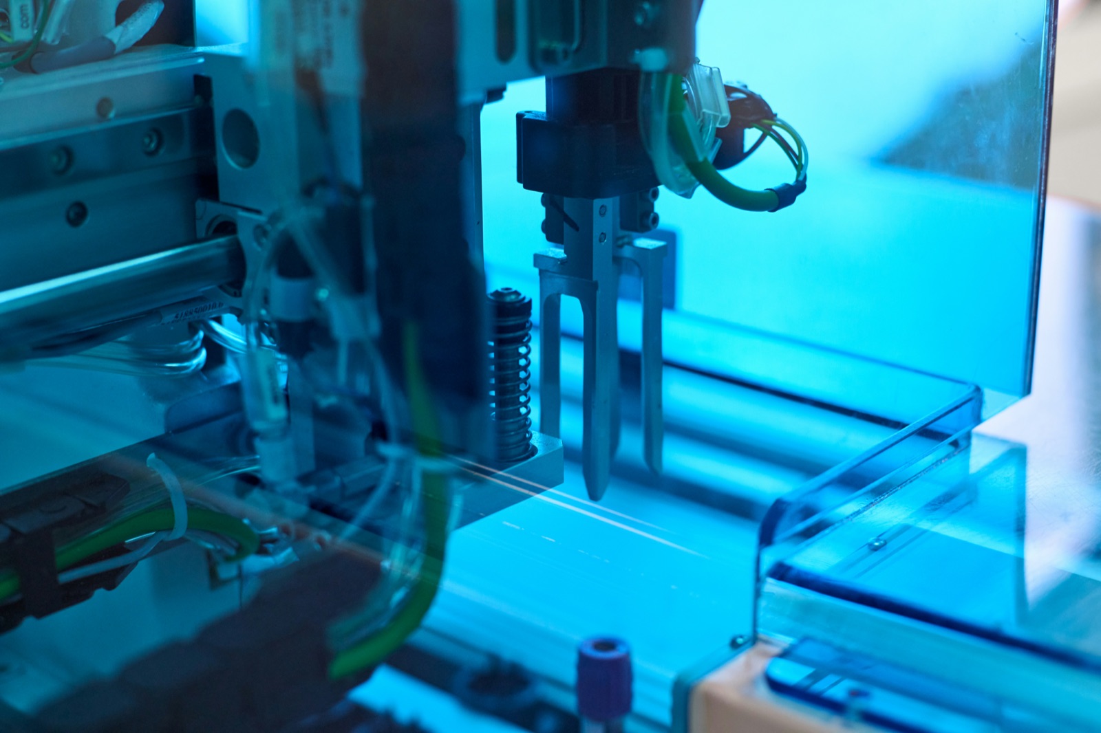 Precision optical assembly for Incure lightguide UV optical component bonding