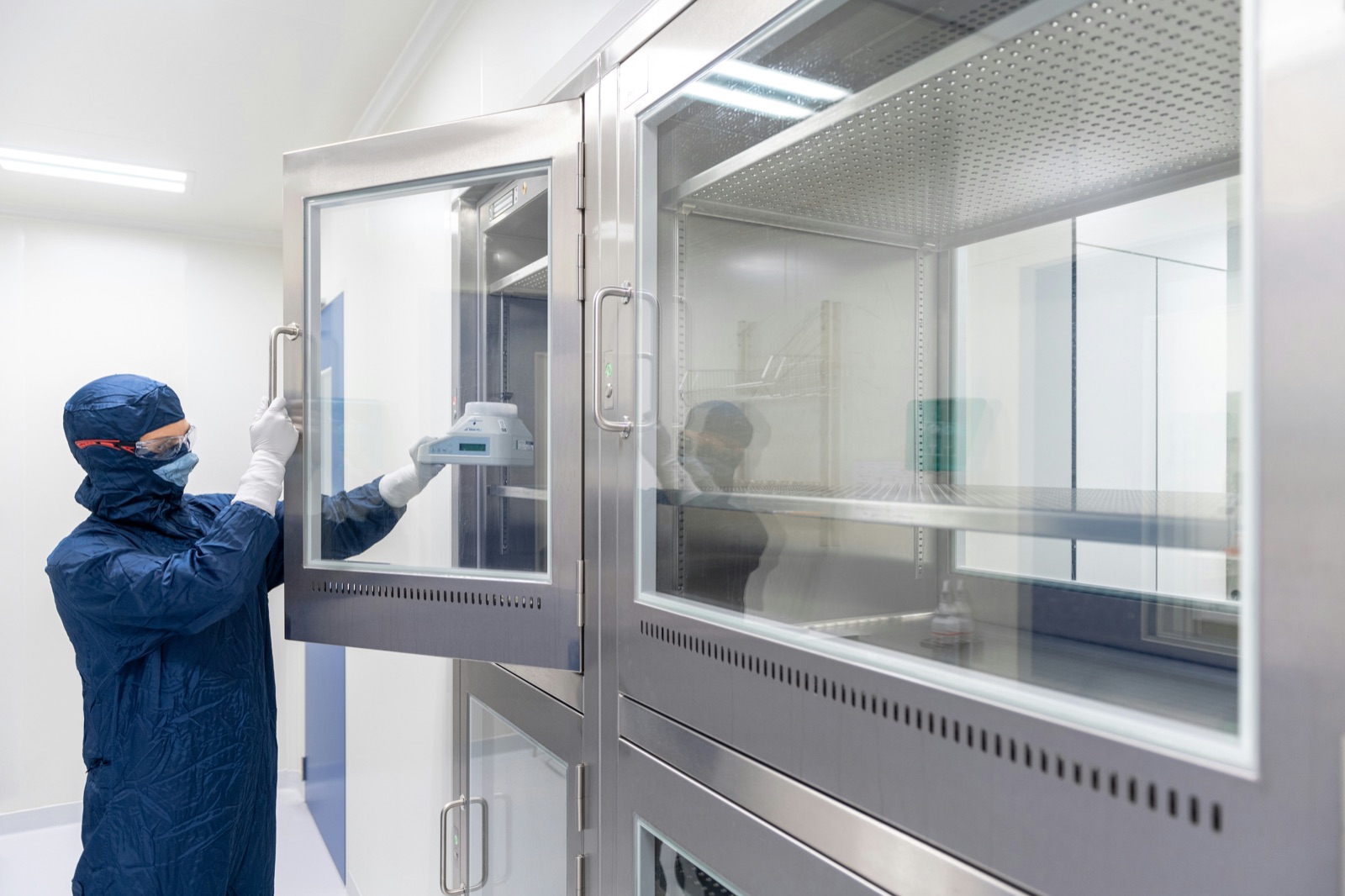 Medical device assembly for Incure UV replacement bulb medical device manufacturing