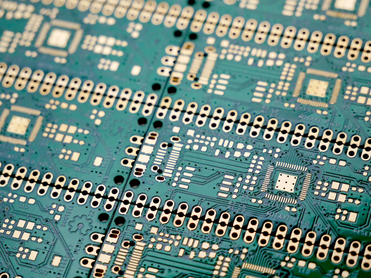 Teal PCB solder pad array for Ultra-Illumina™ BGA corner bonding and solder joint fatigue protection