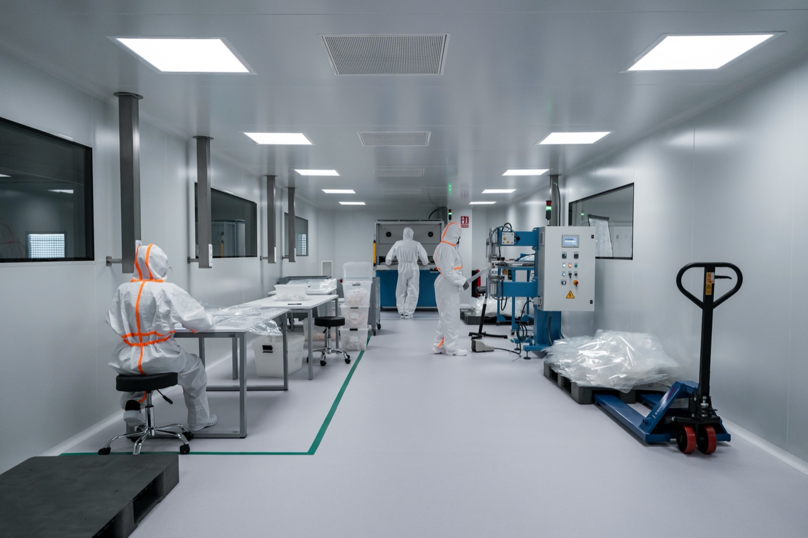 Pharmaceutical cleanroom sterile manufacturing for Incure F-Series™ UV flood lamp medical device production