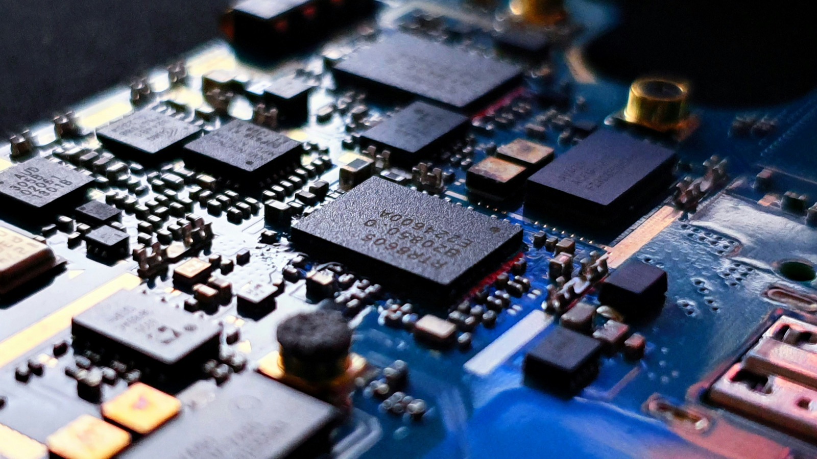 Blue circuit board close-up for Incure L9000™ UV LED spot lamp electronics assembly