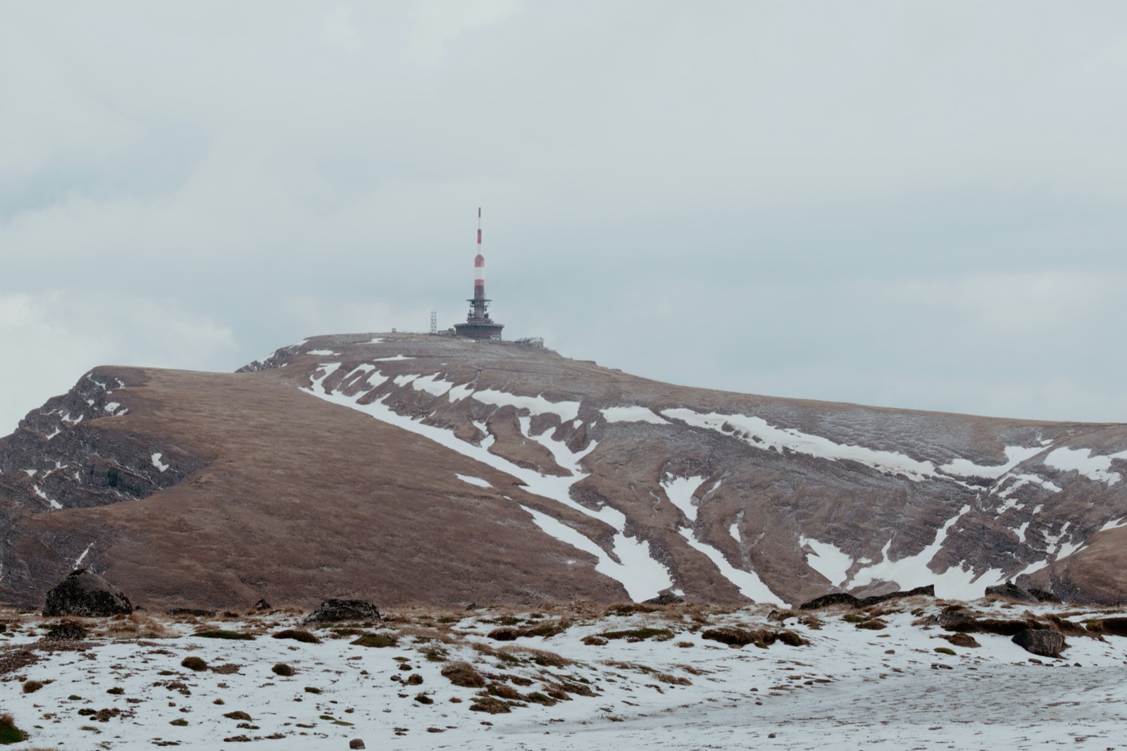 Telecommunications antenna on snow-covered mountain peak for Pyra-Sil™ UV silicone high-altitude outdoor protection
